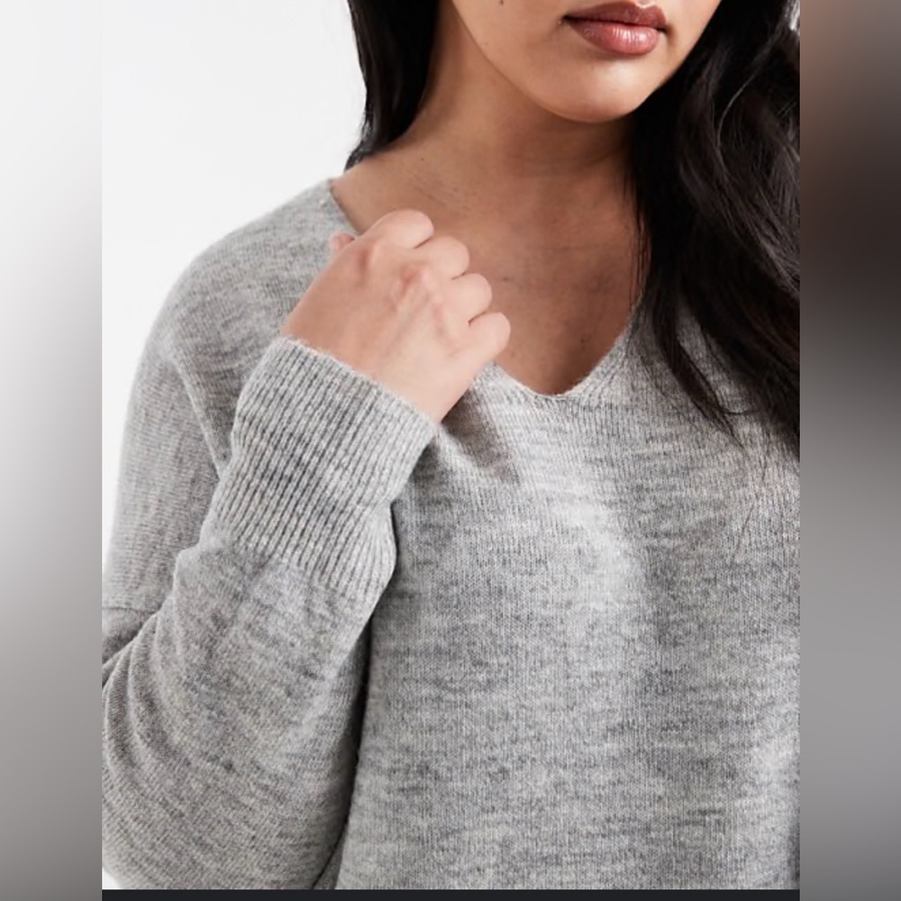 Banana Republic Light Gray Knit Top - small